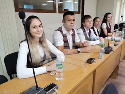 Ученици участваха в заседание на Общинския съвет, влязоха в ролята и на съветници