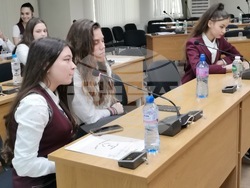 Ученици участваха в заседание на Общинския съвет, влязоха в ролята и на съветници