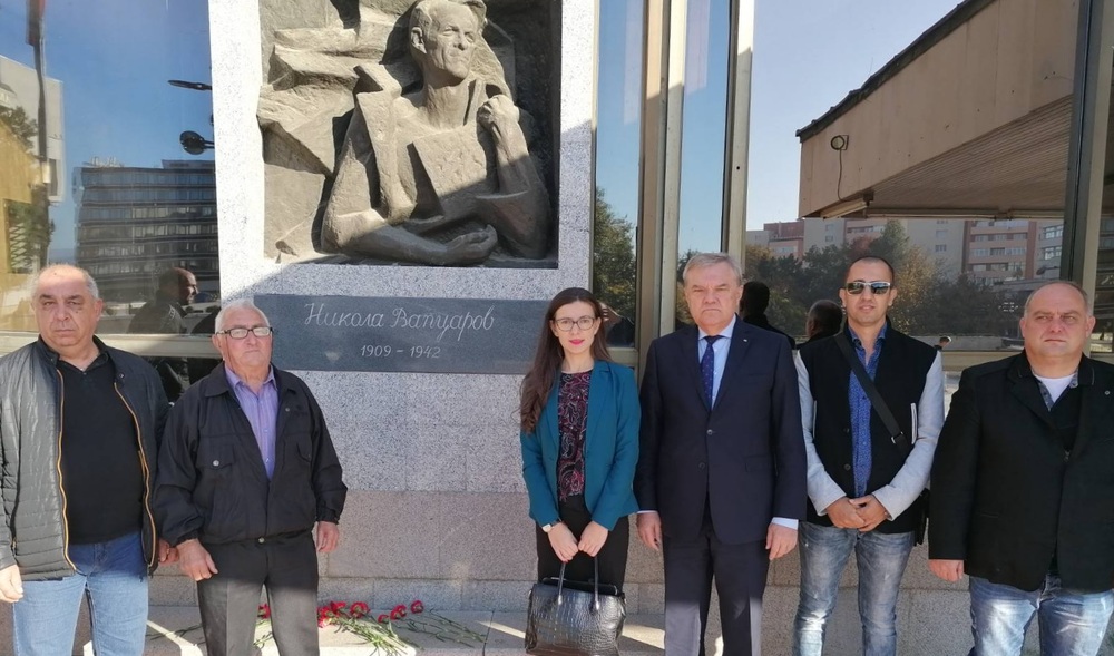 Румен Петков и Йорданка Борисова връчиха на кмета на Благоевград декларация срещу намерението македонският културен клуб в града да бъде именуван на поета Никола Вапцаров