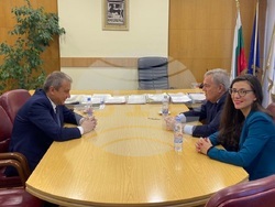 Снимка: ПП АБВ - Румен Петков и Йорданка Борисова връчиха на кмета на Благоевград декларация 