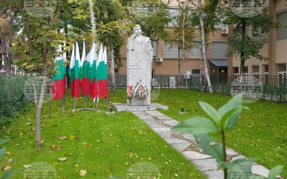 Плевен чества Деня на народните будители пред паметника на Иван Вазов