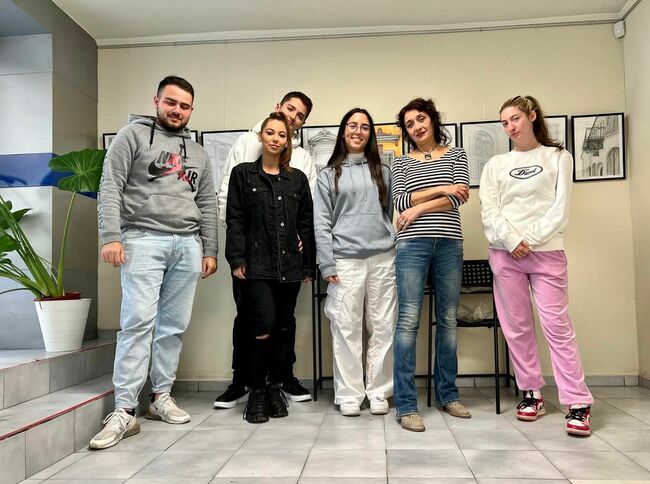 Студенти по архитектура проучиха елементи от сгради в най-стария квартал на Варна и ги претвориха в рисунки