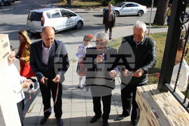 Пейки под формата на книги красят градинката пред Дома на учителя в Разград