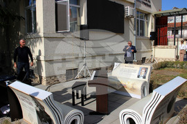 Пейки под формата на книги красят градинката пред Дома на учителя в Разград