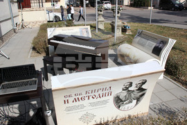 Пейки под формата на книги красят градинката пред Дома на учителя в Разград