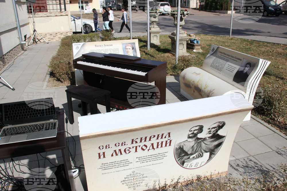 Пейки под формата на книги красят градинката пред Дома на учителя в Разград
