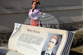 Пейки под формата на книги красят градинката пред Дома на учителя в Разград