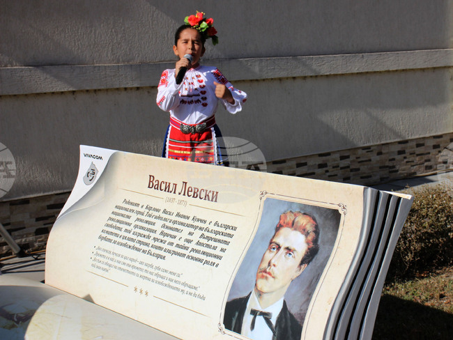 Пейки под формата на книги красят градинката пред Дома на учителя в Разград