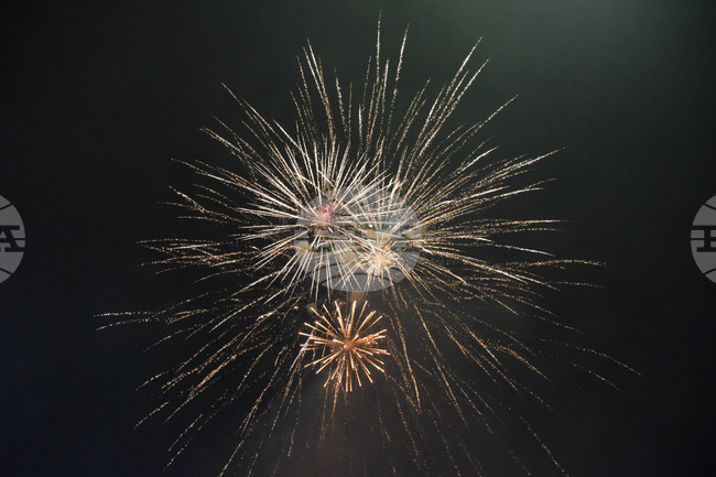 Политици, бизнесмени и турооператори настояват традиционната война с ракети-фойерверки на остров Хиос да се проведе и тази година