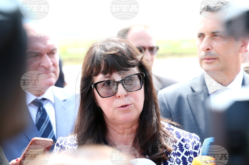 Премиер - авиобаза - Галя Кондева-Мънкова - брифинг