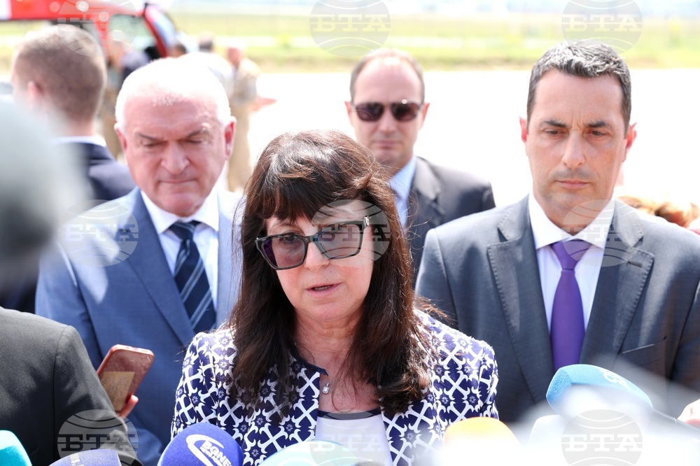 Премиер - авиобаза - Галя Кондева-Мънкова - брифинг