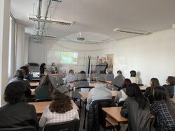 Снимка: Асоциация на прокурорите в България  - Главен прокурор Иван Гешев с ученици от Езикова гимназия „Пловдив“:  