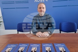 Ловеч - БТА - пресконференция - Панайот Пипков - барелеф 