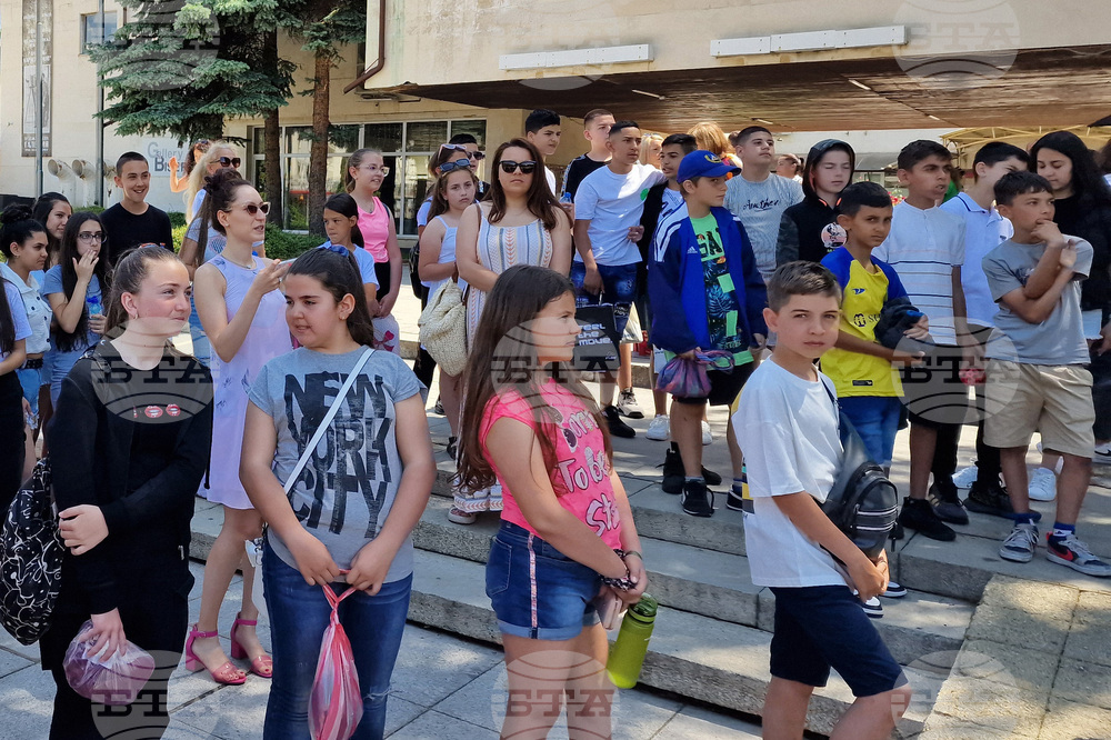 Самоков - базар за дрехи втора употреба - ученици