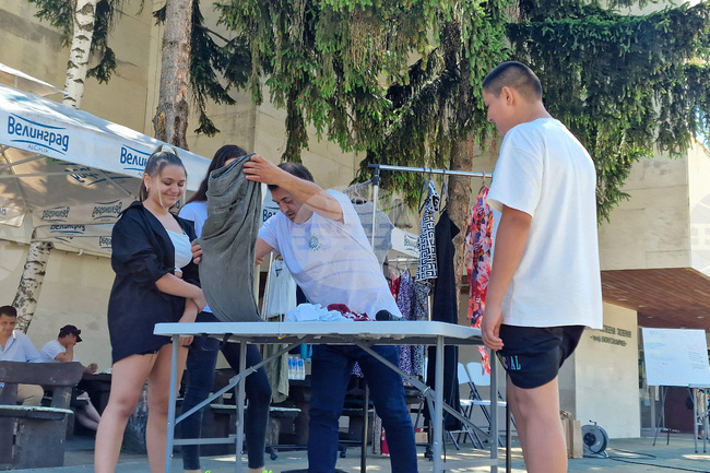 Самоков - базар за дрехи втора употреба - ученици