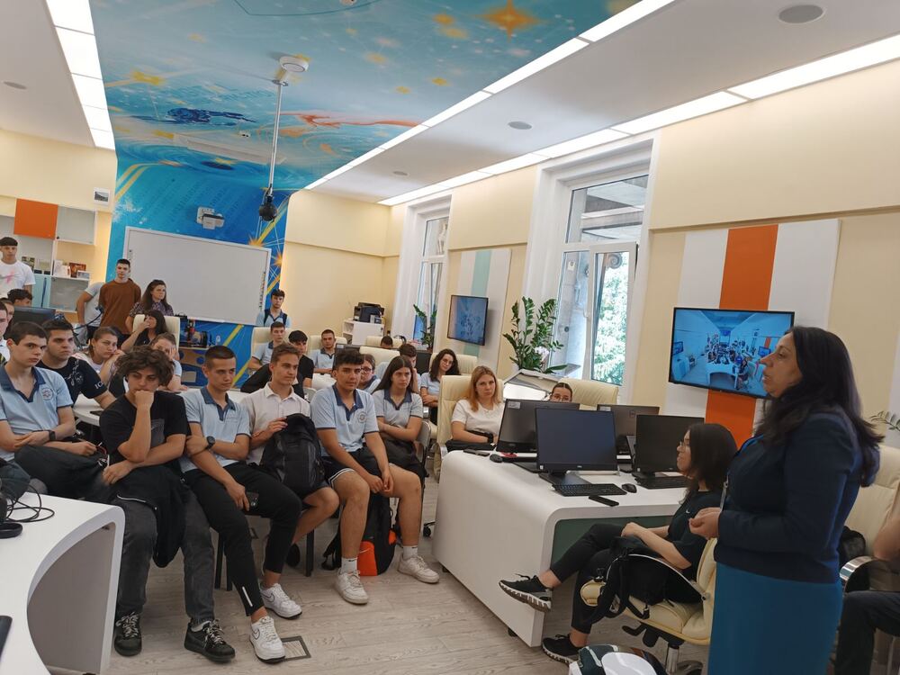 Русенски университет „Ангел Кънчев“: Ученици от СУЕЕ „Св. Константин-Кирил Философ“ посетиха зала Future Education Space на Русенския университет