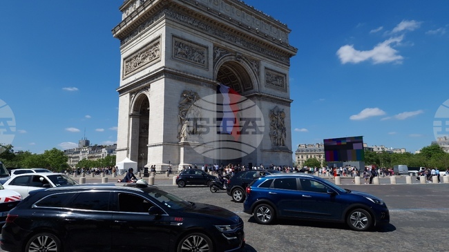 Хиляда души излязоха на демонстрация в Париж, за да подкрепят Украйна след четири години война