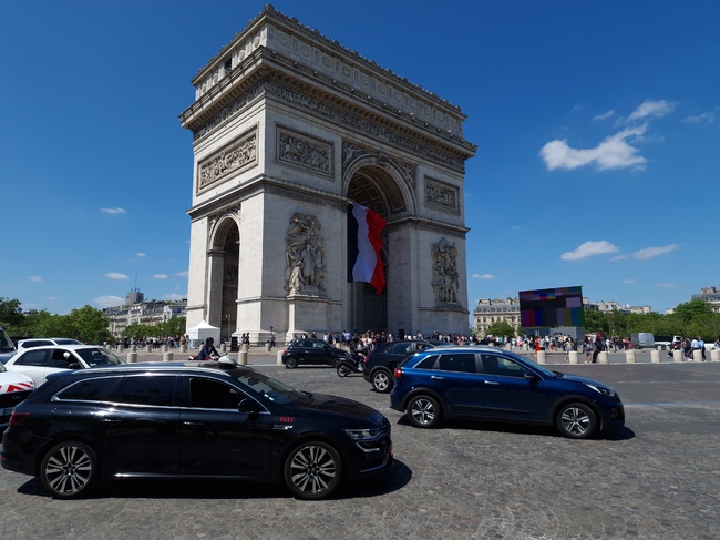 Хиляда души излязоха на демонстрация в Париж, за да подкрепят Украйна след четири години война