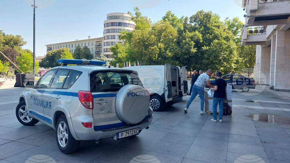 Областна администрация Русе: Общините от Русенско получиха хартиените бюлетините и ролките за машинното гласуване тази неделя, 4 екзитпола ще следят резултатите