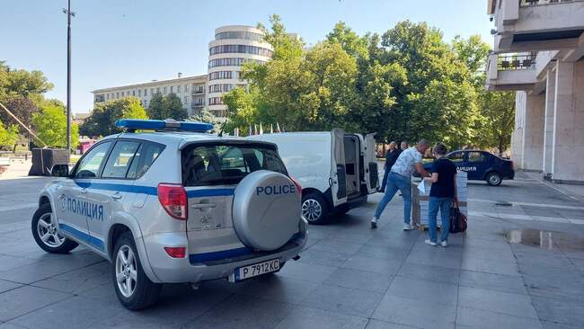 Областна администрация Русе: Общините от Русенско получиха хартиените бюлетините и ролките за машинното гласуване тази неделя, 4 екзитпола ще следят резултатите