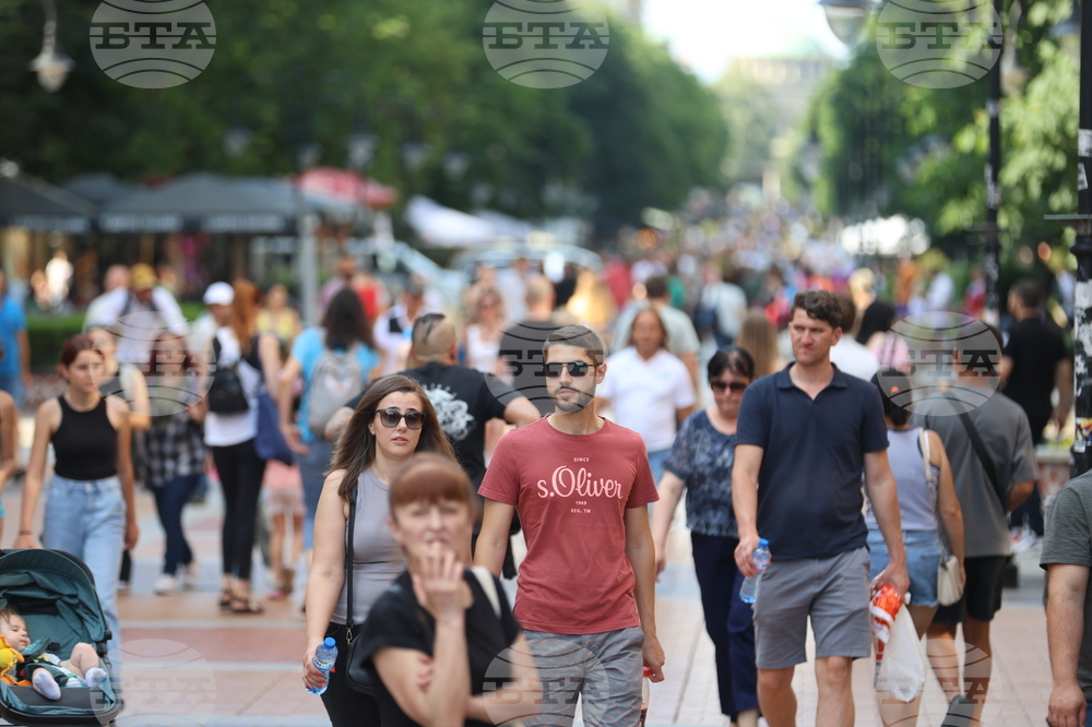 74% of Young People in Bulgaria Consider Emigrating Abroad, Study Shows