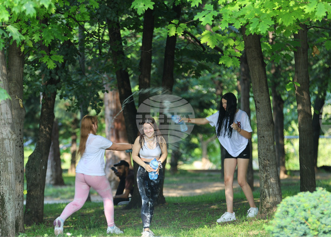 Общо 85% от българите определят приемната грижа като важна за обществото ни, сочи проучване на „Тренд“