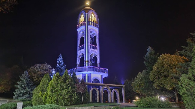 Камбанарията до Монумента „Света Богородица“ засия в синьо в знак на съпричастност с Кампанията за превенция и борба с инсулта по повод 29 октомври - Световен ден на инсулта. 