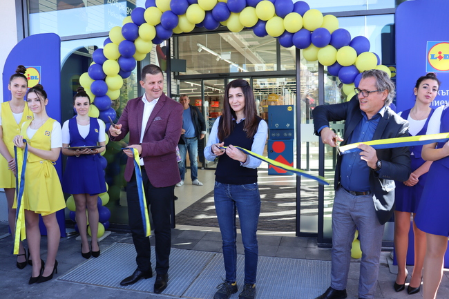 Кметът на Община Хасково Станислав Дечев и Георги Богданов – мениджър „Продажби“ на Лидл България откриха официално втория магазин от веригата в Хасково