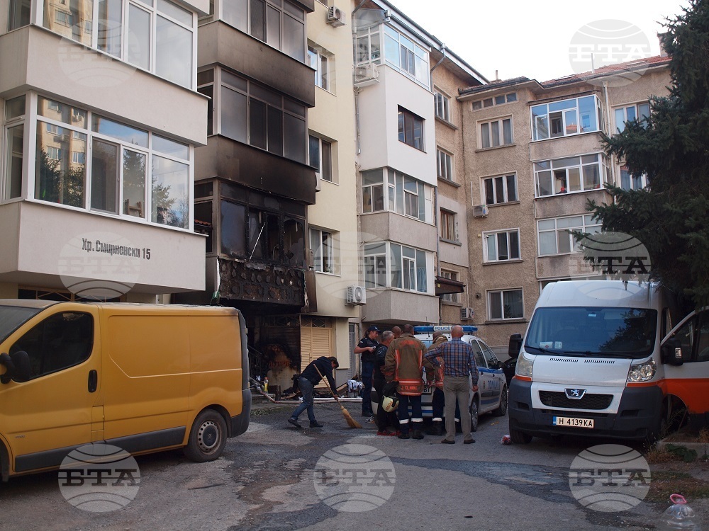 Огнеборци погасиха пожар в жилищен блок в Шумен