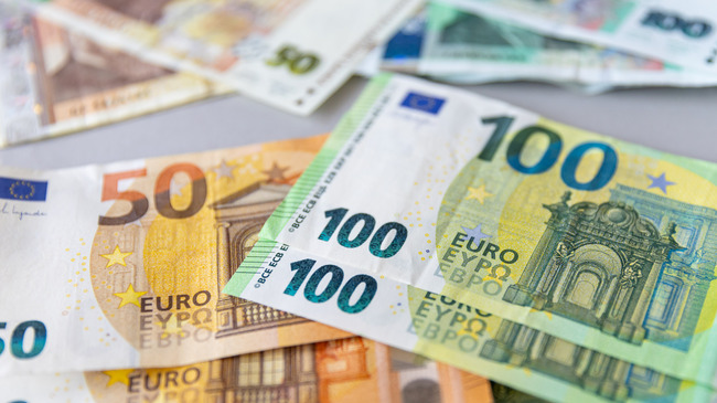 Political Reactions to President's Proposal for Euro Referendum Continue over Weekend