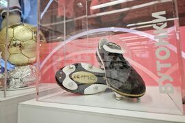 Бургас - "Капсула на славата" - изложба с вещи на Христо Стоичков