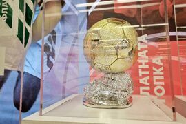 Бургас - "Капсула на славата" - изложба с вещи на Христо Стоичков