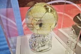 Бургас - "Капсула на славата" - изложба с вещи на Христо Стоичков