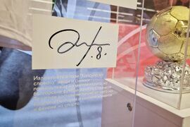 Бургас - "Капсула на славата" - изложба с вещи на Христо Стоичков