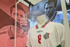 Бургас - "Капсула на славата" - изложба с вещи на Христо Стоичков