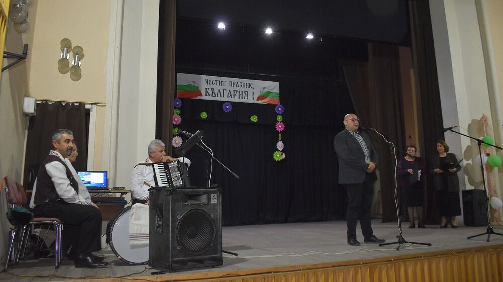 Заместник-кметът Добрин Добрев поздрави читалищните дейци от Гецово за Деня на народните будители по време на концерт, посветен на 1 ноември и на Димитровден 