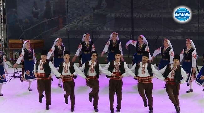 Фолклорният ансамбъл на българската общност в Унгария се включи в „Дунавски карнавал“ в Будапеща