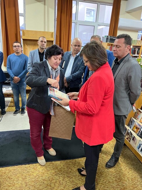 Корнелия Нинова: Само образованието и културата могат да ни извадят от всички кризи. Честит празник на будителите