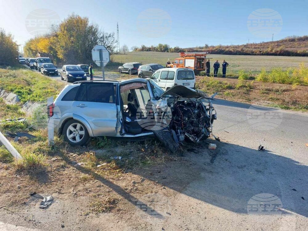 Катастрофа между два автомобила затруднява движението на разклона между Лясковец и Златарица, в района на село Драгижево