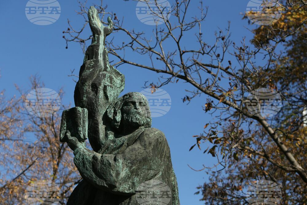 БАН - паметник на Паисий Хилендарски - цветя