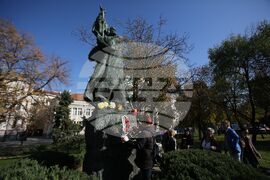 БАН - паметник на Паисий Хилендарски - цветя