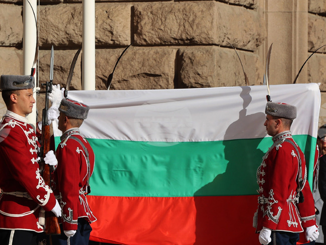 Ден на народните будители - Национален флаг - церемония