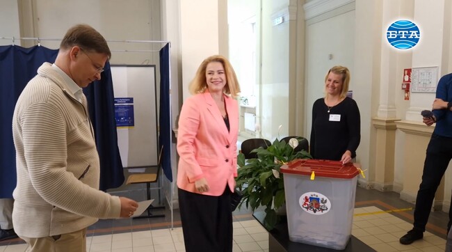 Политическият елит на Латвия гласува в гимназия на осемстотин години, най-старата в Прибалтика