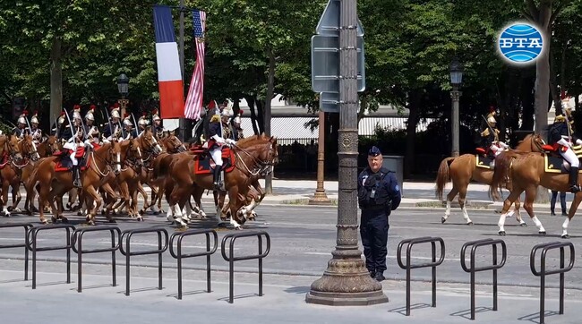 Френският президент посрещна Джо Байдън с всички военни почести при Триумфалната арка в Париж