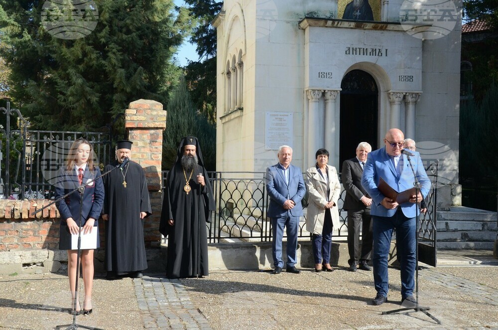 С празнично шествие и тържествена церемония Община Видин почете Деня на народните будители
