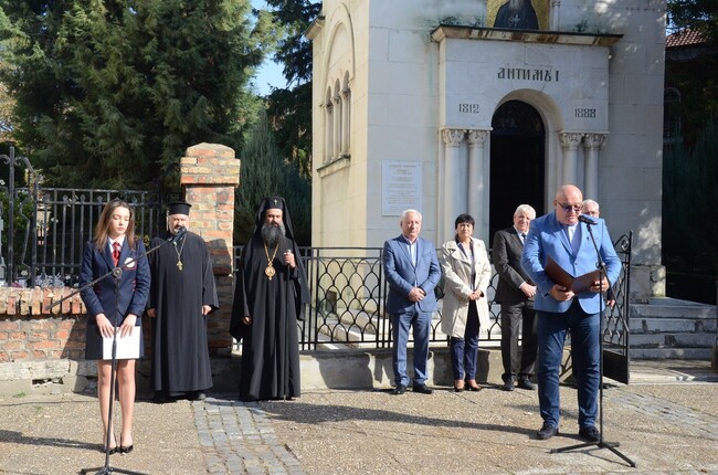 С празнично шествие и тържествена церемония Община Видин почете Деня на народните будители