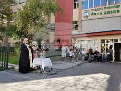 С ритуал пред паметника на Иван Вазов Плевен отбеляза Деня на народните будители