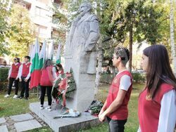 С ритуал пред паметника на Иван Вазов Плевен отбеляза Деня на народните будители