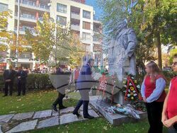 С ритуал пред паметника на Иван Вазов Плевен отбеляза Деня на народните будители