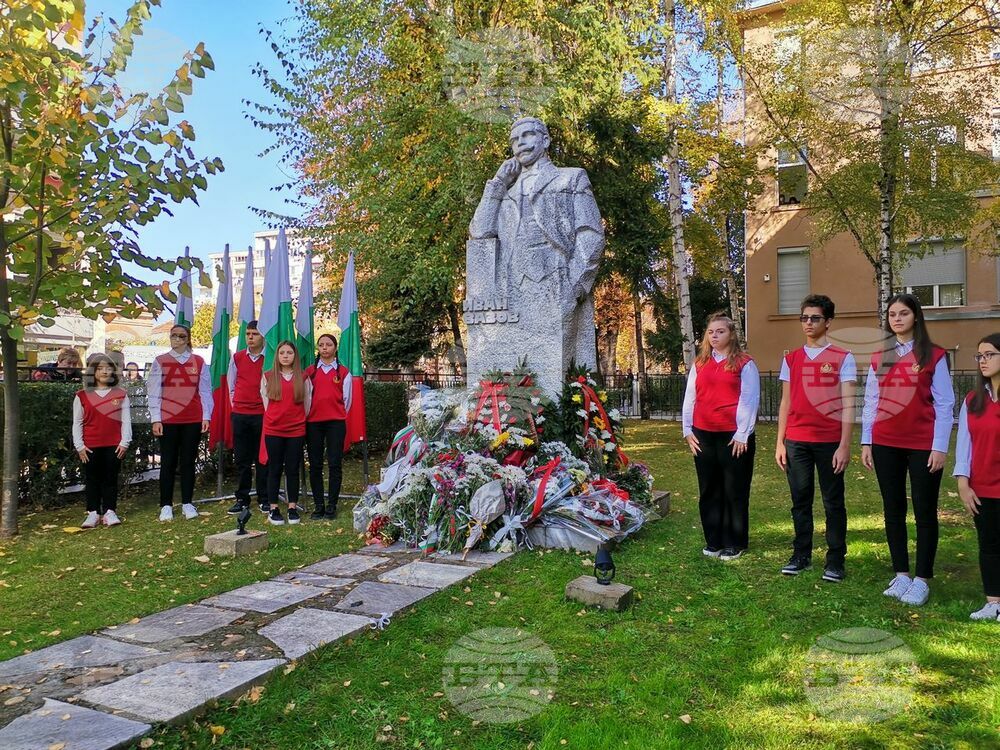 С ритуал пред паметника на Иван Вазов Плевен отбеляза Деня на народните будители